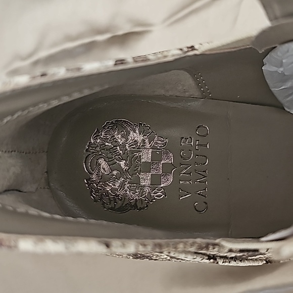 NEW Vince Camuto snake print leather ankle booties high heel back zipper - Picture 5 of 12